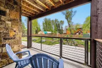 Modern Mountain Living 2br/2ba, New Listing - 3-Star