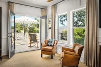 The Polo House and Bungalows - Parkplatz