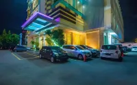Daima Hotel Padang - parkir