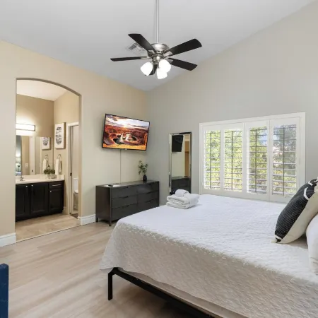 Chandler Home w/ Fire Pit & Putting Green