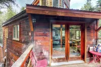 Open-beam Girdwood Chalet w/ Sunlit Solarium - Bungalow