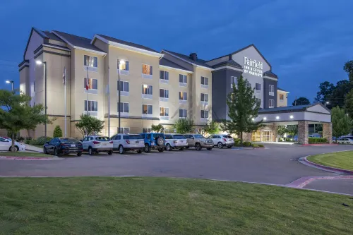 Fairfield Inn & Suites Texarkana - parking