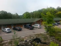 Quiet Bay Lakeside Escape - parking