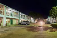 HomeTowne Studios By Red Roof Dallas - North Addison/ Tollway - Motels