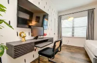 Luxury Studio in Vibrant Houston Heights Retreat - Condos