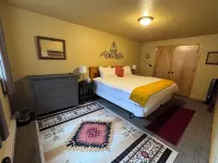Western themed Cabin in Quiet neighborhood - 1 mile to Yellowstone Park! - balcony