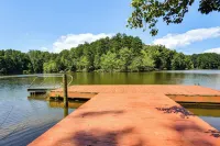 Pinnacle Lakefront Retreat: Dock, Canoe & Fire Pit - 3 tähden
