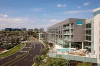 AC Hotel by Marriott Irvine Hotel berhampiran St. Paul's Greek Orthodox Church