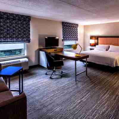Hampton Inn & Suites Staten Island Rooms