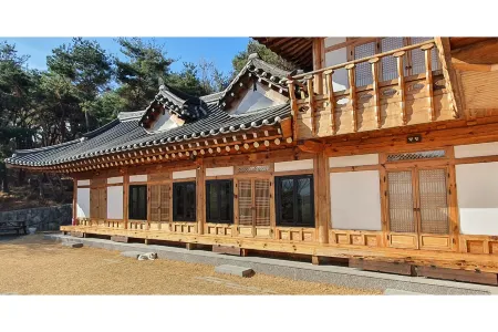 Gyeongju Cheonnyeon Hanok Pension Отели рядом с достопримечательностью «Namsan Mountain»