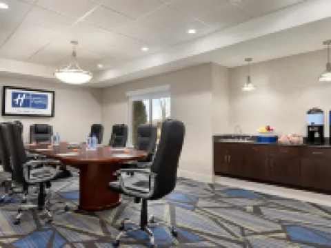 ホリデイ イン エクスプレス ホテル アンド スイーツ オブ オペライカ/オーバーン by IHG オペライカのホテル