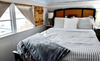Bruiser Cozy Riverfront School Bus Pet Friendly - Housity