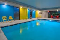 Tru by Hilton Omaha I-80 at 72nd Street - piscina