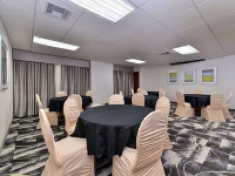 Comfort Inn & Suites Frisco - Plano フリスコのホテル