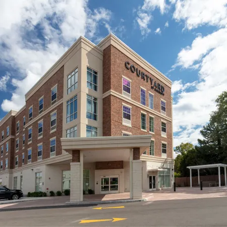 Courtyard Rochester Downtown Отели рядом с достопримечательностью «Планетарий Страсенбург»