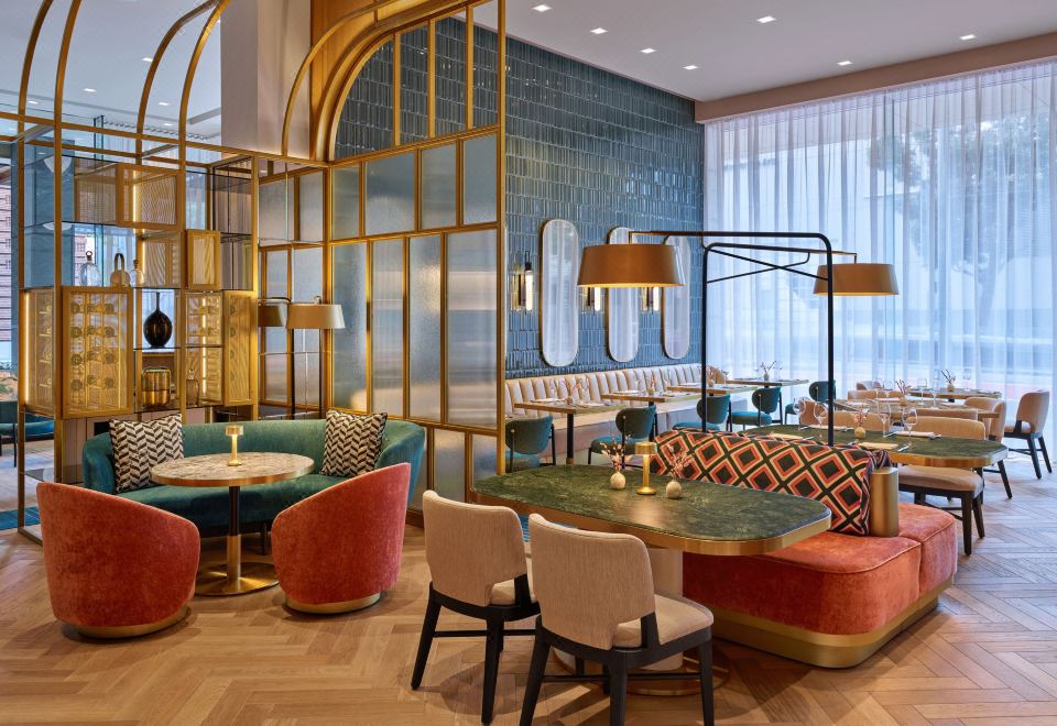 더 세인트 레지스 샌프란시스코의 럭셔리한 실내 수영장 전경