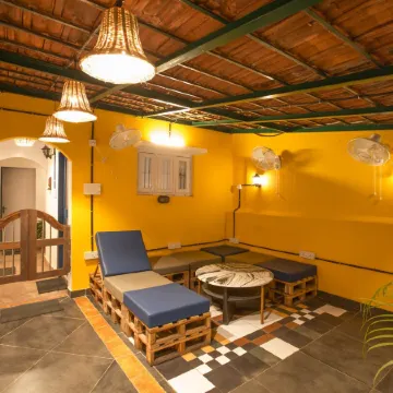 Hostel Mantra Отели рядом с достопримечательностью «Пляж Акса»