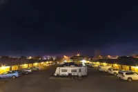 Country Gardens Motel - parking