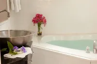Azalea Inn and Villas - Bathtub