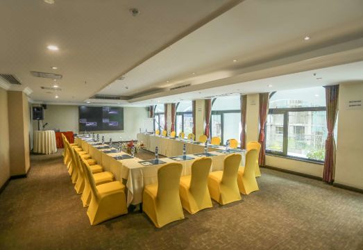 3. 골든 튤립 아디..