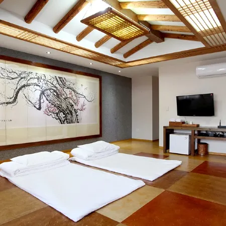 Jeonju Hanok Taejogung Hotel Отели рядом с достопримечательностью «Jeondong Catholic Church»