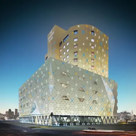 The Riverside Hotel Отели рядом с достопримечательностью «Флагманский магазин Line Friends»