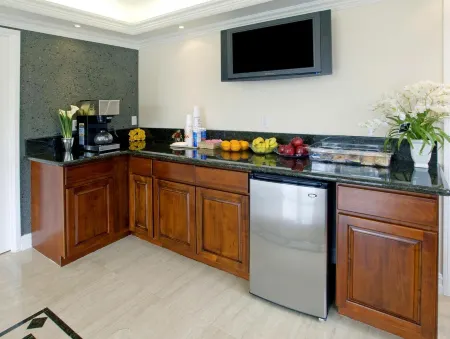 Americas Best Value Inn and Suites San Bernardino Отели рядом с достопримечательностью «Costco Gas Station»