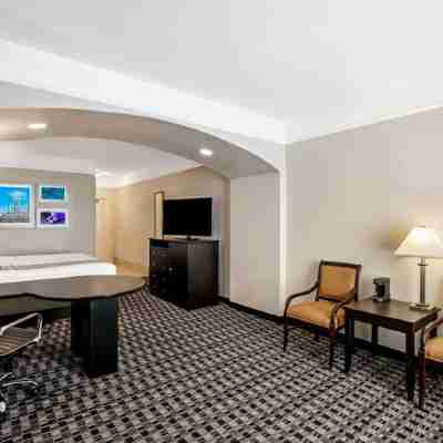 La Quinta Inn & Suites by Wyndham Deer Park Rooms