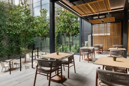 The Westin Istanbul Nisantasi Отели рядом с достопримечательностью «Trump towers»