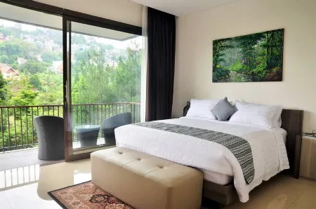 Mentari Hill View Villa 8 Bedrooms with a Private Heated Swimming Pool and a Movie Room