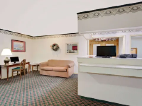 Super 8 by Wyndham Hillsville Hotels in Woodlawn