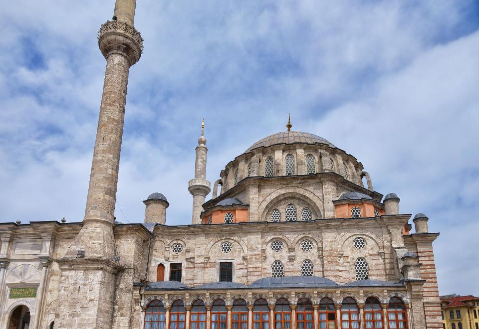 4. Taksim M..