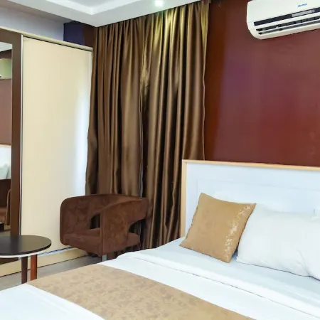 The Point Hotel & Suites