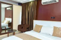 The Point Hotel & Suites