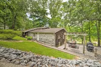'Pelican Bay Retreat' on Lake Barkley w/ Kayaks! - parking