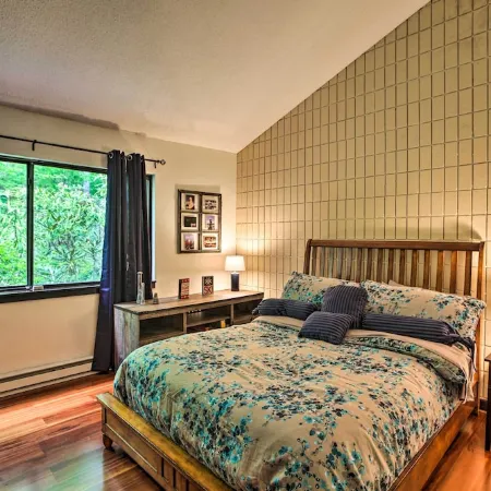 Cozy Wintergreen Resort Condo Walk to Ski Lifts!