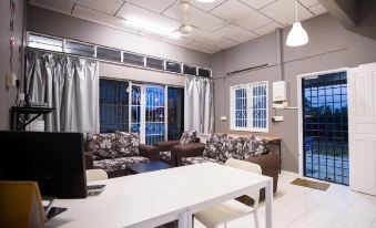 Kemaman Lodge & Cafe - Hostel