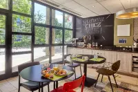 B&B Hotel Saint-Quentin-en-Yvelines Centre Gare 4 étoiles Hotel a Guyancourt