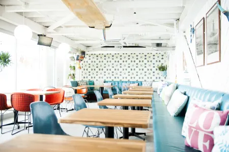 Kamakura Seaview Guesthouse Sun & Breeze Отели рядом с достопримечательностью «Sasuke Inari Shrine»