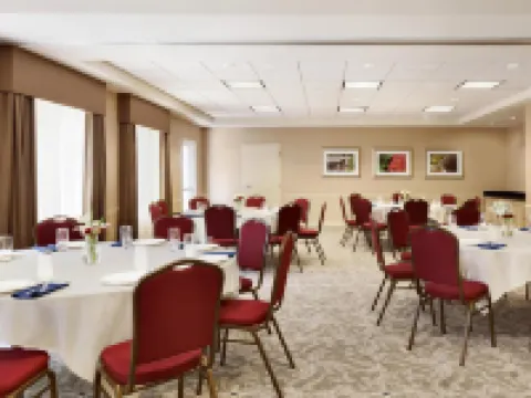 ฮิลตันการ์เด้นอินน์ โรสวิลล์ โรงแรมในโรสวิลล์