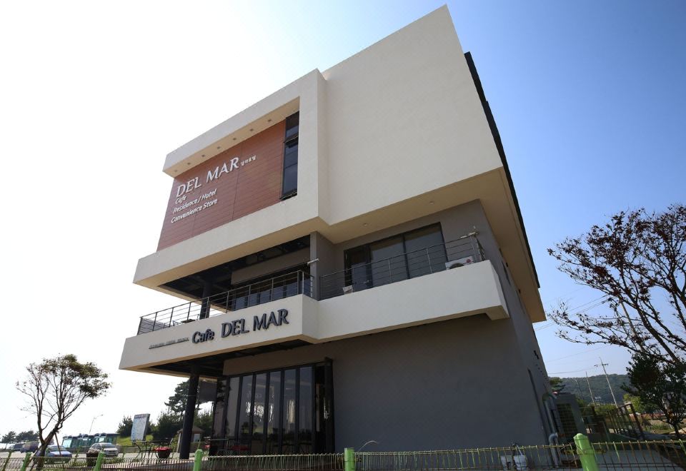 DEL MAR hotel의 깔끔하고 모던한 객실 인테리어
