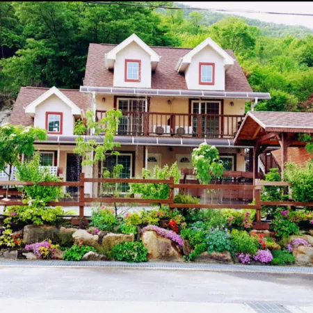 Jecheon Songgye Terrace Punggyeong Pension Отели рядом с достопримечательностью «Храм Токчуса»