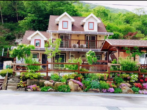Jecheon Songgye Terrace Punggyeong Pension - เพนชั่น