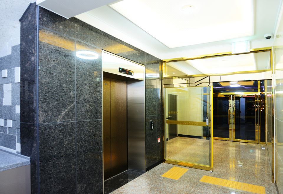 707미니호텔의 현대적인 객실 인테리어