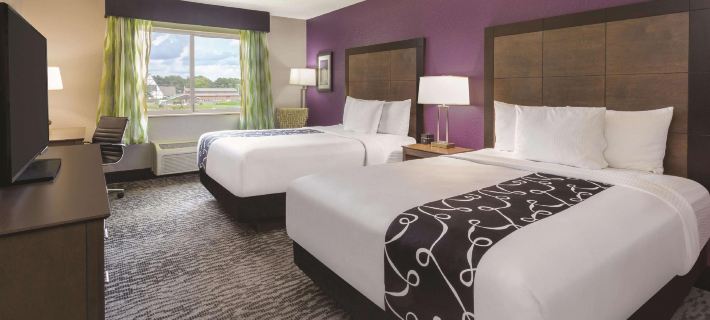 La Quinta Inn & Suites by Wyndham Elkhart Hotels in Elkhart