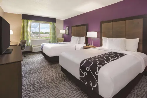La Quinta Inn & Suites by Wyndham Elkhart Hotels in Elkhart