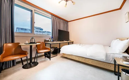 Jinju Gangnam 987 Hotel Отели рядом с достопримечательностью «Чинянхо»