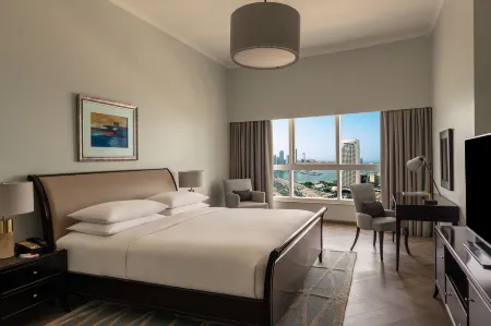 Dubai Marriott Harbour Hotel & Suites