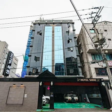Suwon City Hall Station Hotel Shine Отели рядом с достопримечательностью «Национальный музей карт»