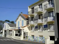 Logis le Petit Trianon Hotel dekat Atlantic Surf Academy